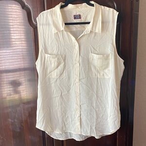 UNTUCKit Women's Cream Silk Sleeveless Button Down Shirt